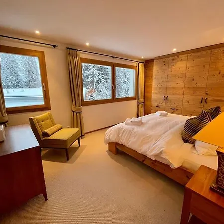 Elegant In Close To Caumasee