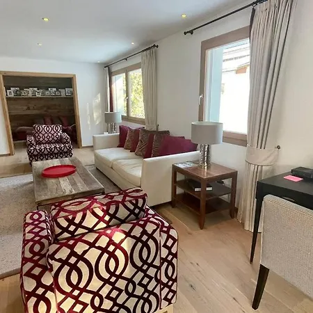 Elegant In Close To Caumasee *